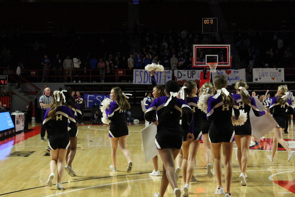 BGHS_Cheer's tweet image. Cheering for @LadyPurpleHoops in the 4th Region Championship game on Saturday night 🏀💜

📸 Riley Crowe