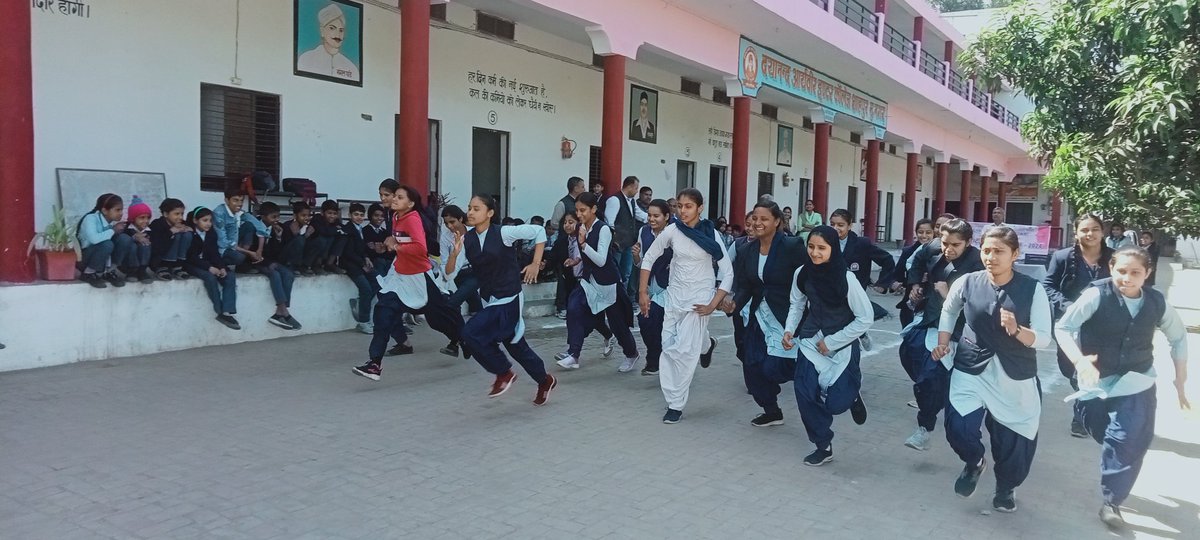 नेहरू युवा केंद्र मुजफ्फरनगर के तत्वाधान में आयोजित आज ब्लॉक शाहपुर के डी ए वी इंटर कॉलेज मे अंतरराष्ट्रीय महिला दिवस के शुभ अवसर पर बालिकाओ की फिटनेस रन की विजेताओ को मुख्य अतिथि जिला पंचायत सदस्य विजय चौधरी एवम कॉलेज प्रधानाचार्य श्री करण सिंह जी ने पुरस्कृत किया।