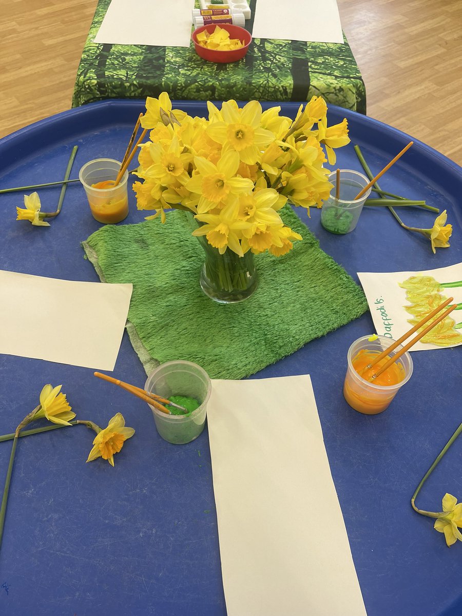 SBrookPreSchool's tweet photo. A couple of lines lifted from Wordsworth. Gorgeous Daffodils have been our inspiration today 🎨🖌️

Ten thousand saw I at a glance  Tossing their heads in sprightly dance. 
And then my heart with pleasure fills
  And dances with the daffodils https://t.co/0JjkOGmKoo