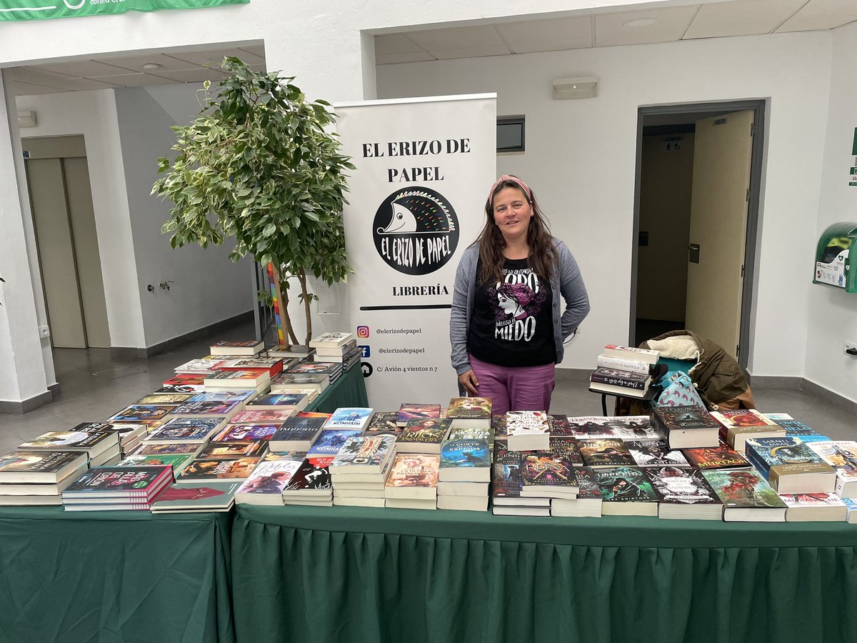 Ya tenemos montado nuestro stand de venta, esperando a tod@s para nuevas adquisiciones. ¡Ya ha pecado alguno/a! Muchas gracias a <a href="/ErizoPapel/">El Erizo de Papel</a> por montar tan maravilloso altar de literatura.