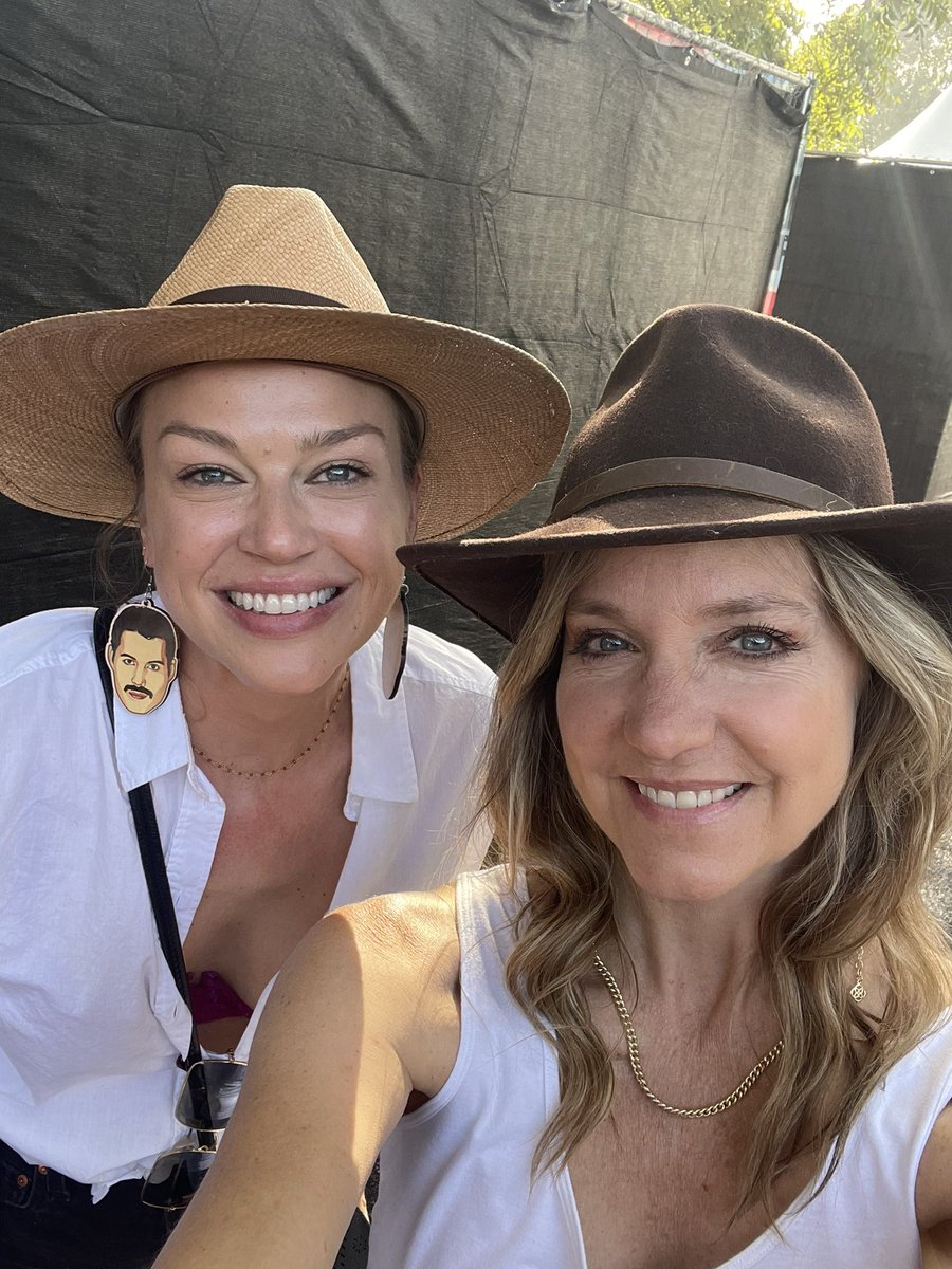 Happy birthday to my dear friend <a href="/thejuliabarnett/">Julia Barnett Tracy</a>! I hope you have an amazing day and I’m looking forward to more great times! ❤️🎂