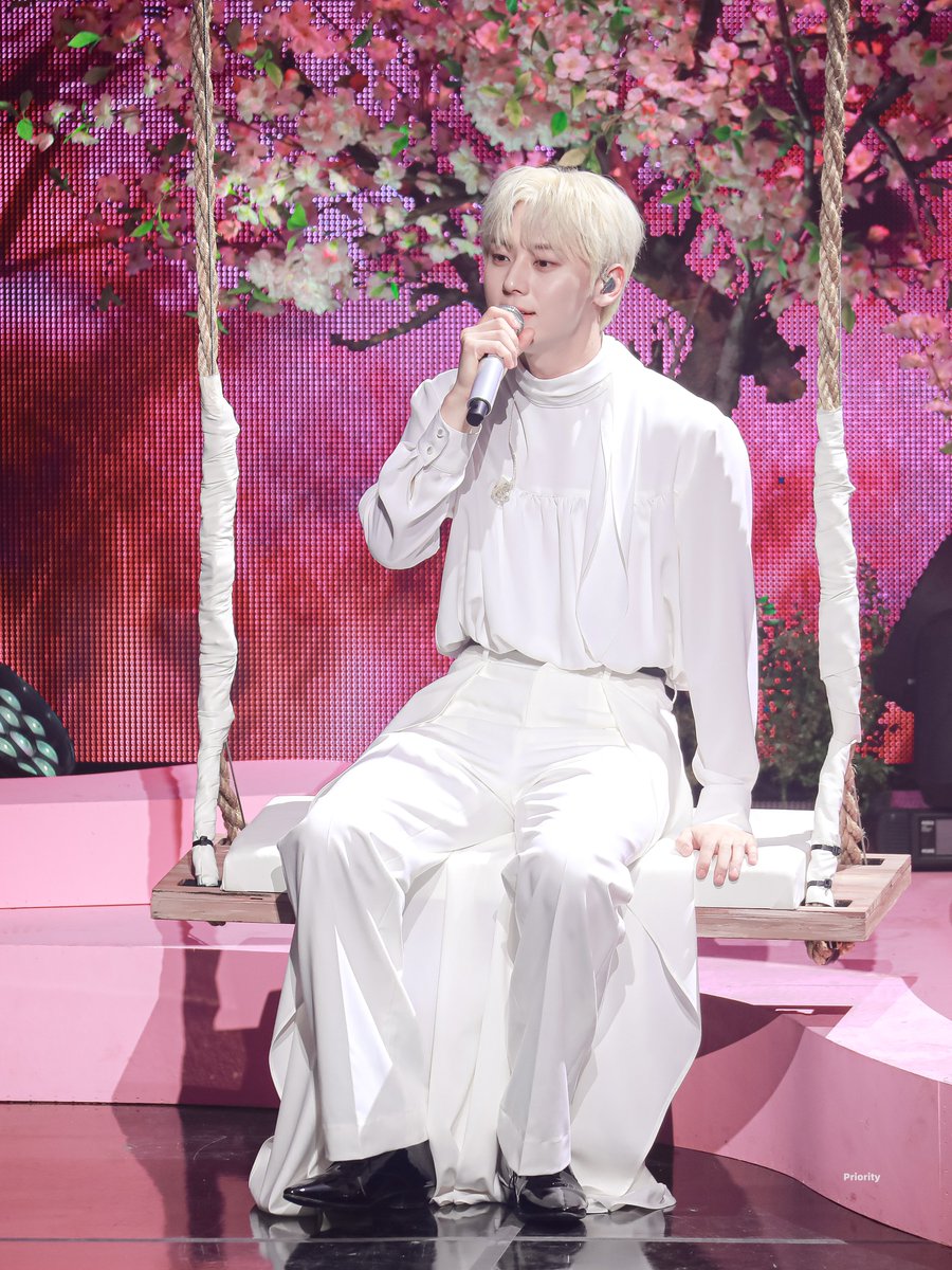 Priority89's tweet image. 240308 찐 왕자님🤴🏻

#황민현 #HWANGMINHYUN 
#민현 #MINHYUN #도원결의