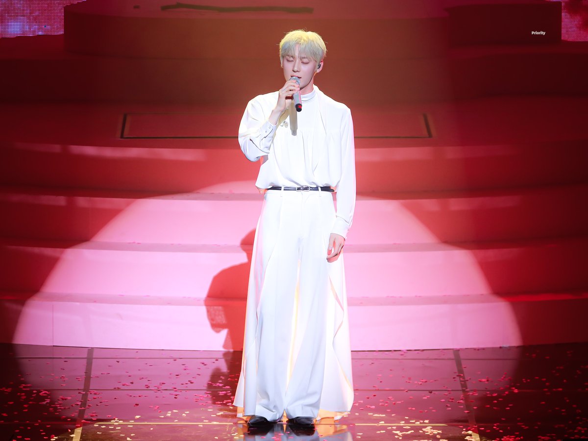 Priority89's tweet image. 240308 찐 왕자님🤴🏻

#황민현 #HWANGMINHYUN 
#민현 #MINHYUN #도원결의