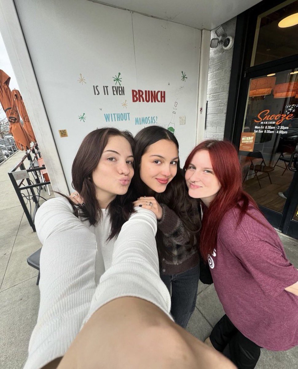 LivUpdatesDaily's tweet photo. Olivia with fans today in Charlotte! https://t.co/oc1AZ92BMP