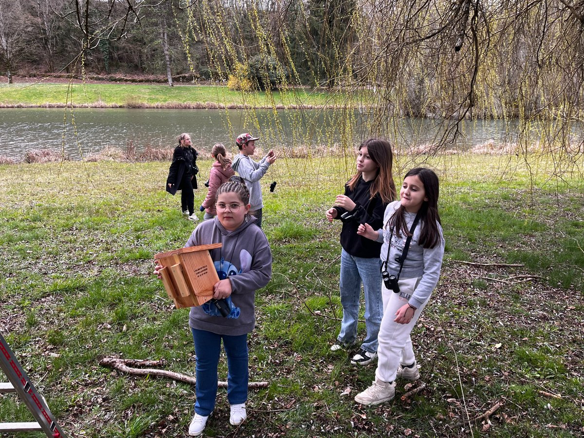 Les CM du pôle scolaire Claude Lévi-Strauss installaient une dizaine d'abris à oiseaux au #LacParisot
Créée l'an dernier avec <a href="/ReceysurOurce/">Commune de Recey-sur-Ource</a> "L'observatoire de Théodore" fait partie du réseau #AiresÉducatives d'<a href="/OFBiodiversite/">Office français de la biodiversité</a>  et bénéficie de l'accompagnement du <a href="/parc_nat_forets/">Parc national de forêts</a>