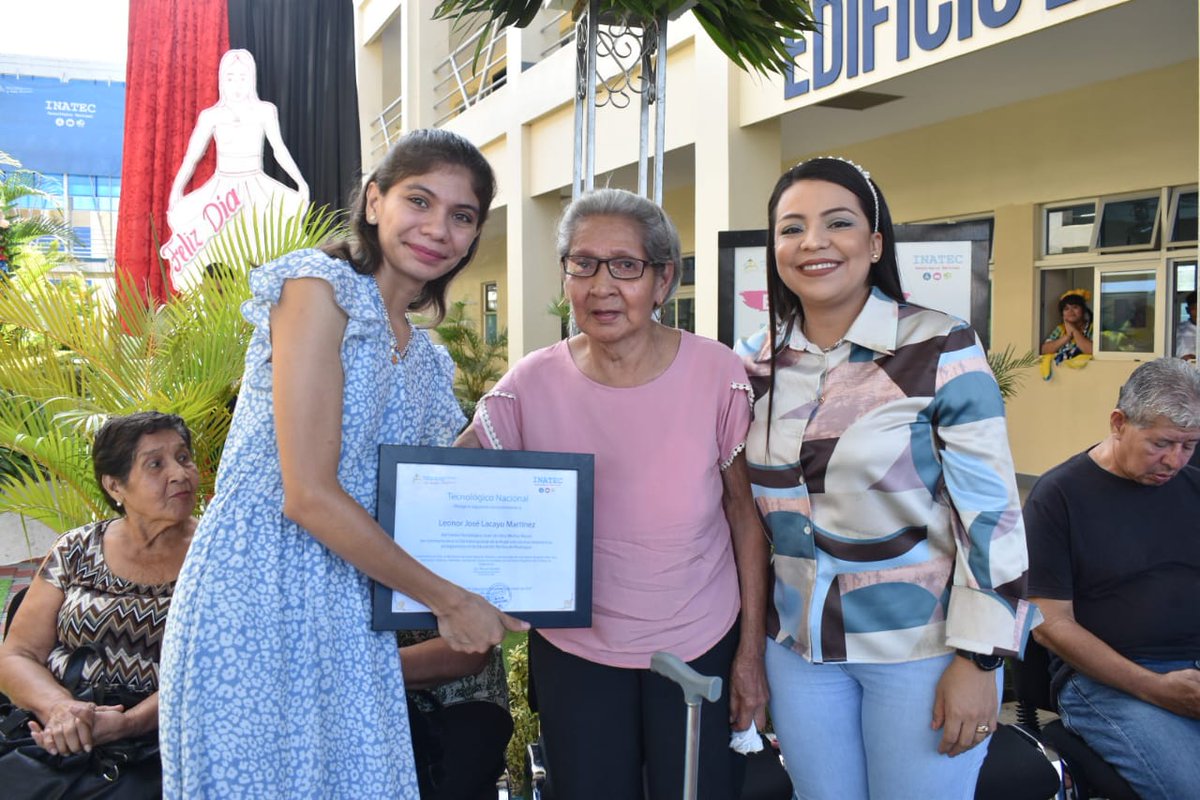 CentroTec_JDMR's tweet photo. ✨@CentroTec_JDMR conmemora el 74 Aniversario del Natalicio del joven Mártir Guerrillero Juan de Dios Muñoz Reyes ❤️🖤 y celebra el Día de la Mujer 
#TecJDMR
#SoyTecNicaragua https://t.co/kNsarI4w4N