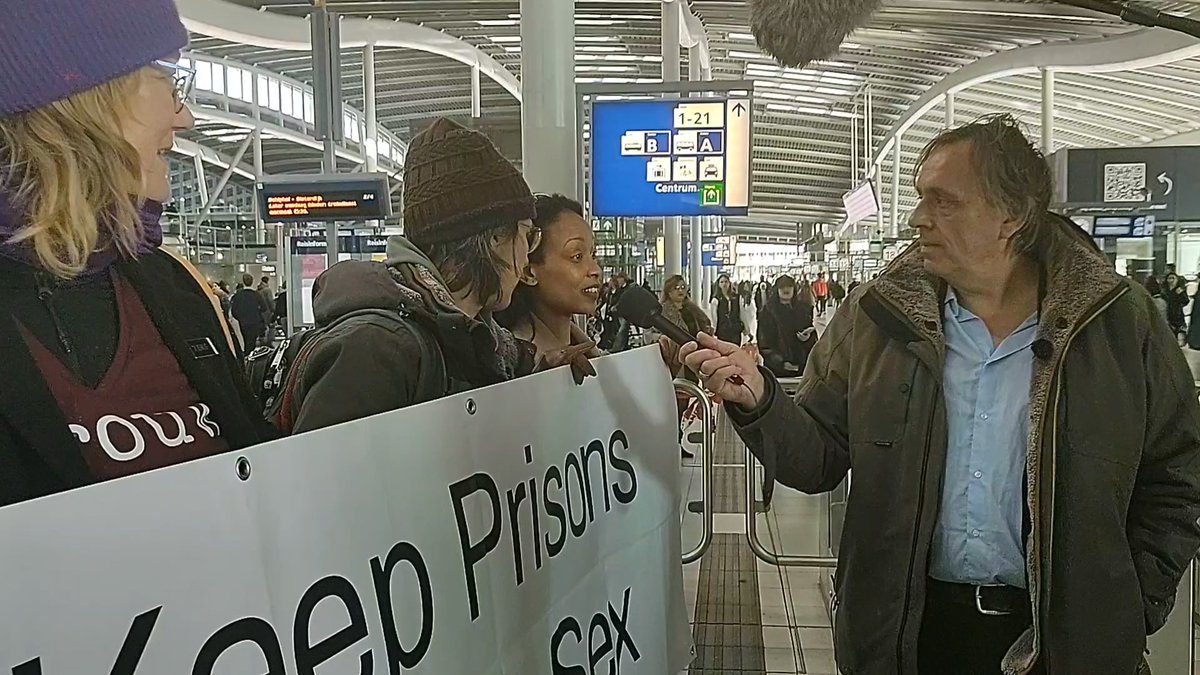 Ook @MvanRoosmalen wilde graag weten waarom wij op #InternationaleVrouwendag in Utrecht waren met ons spandoek #KeepPrisonsSingleSex. Dat wilden we natuurlijk graag uitleggen!

#GeenManInHetVrouwengevang