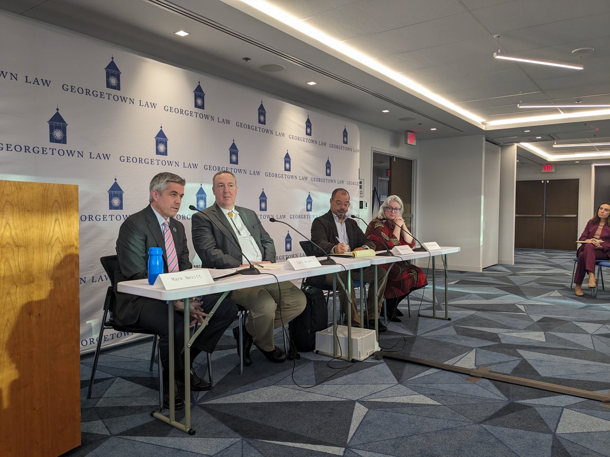 Great to talk climate security @GeorgetownLaw  with @ELIORG 's Carl Bruch, @CntrClimSec 's @ErinSikorsky and @Georgetown's own @MDuBoisKing last night right before the #SOTU 

*Terrific* panel w/great audience questions and engagement!