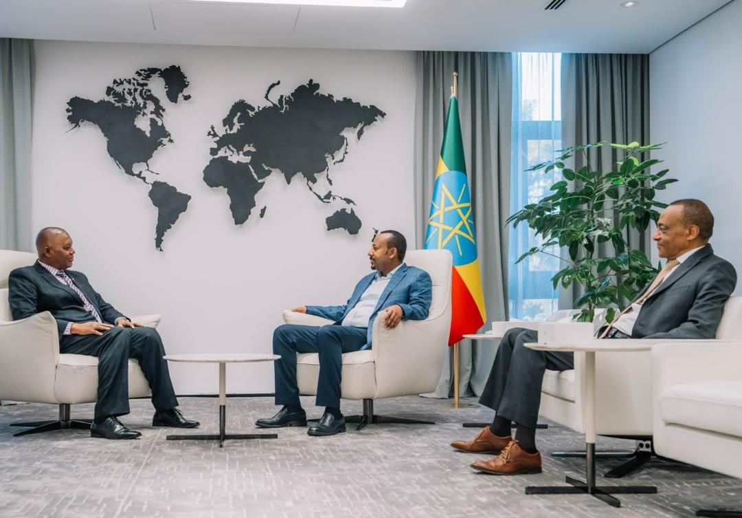 abdimnur62's tweet photo. This morning, PM @AbiyAhmedAli received and held discussions on @AfDB_Group projects in Ethiopia with Dr. Abdul Kamara. PM @AbiyAhmedAli said that Ethiopia's partnership with the African Development Bank continued to be productive. https://t.co/DKTj4LbF64