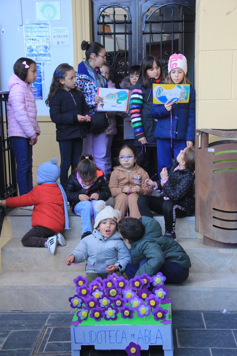 AytoAbla's tweet photo. 🚸LUDOTECA DE ABLA
🚺Actividad conmemorativa del Día Internacional de la Mujer.
📄🌺Lectura del cuento “La princesa que no quería ser rescatada” y entrega de flores y pulseras elaboradas por niñas y niños de la Ludoteca de Abla.
#8M
#DíaInternacionalDeLaMujer
#Abla
#Almeria https://t.co/D7qHb7FyHd