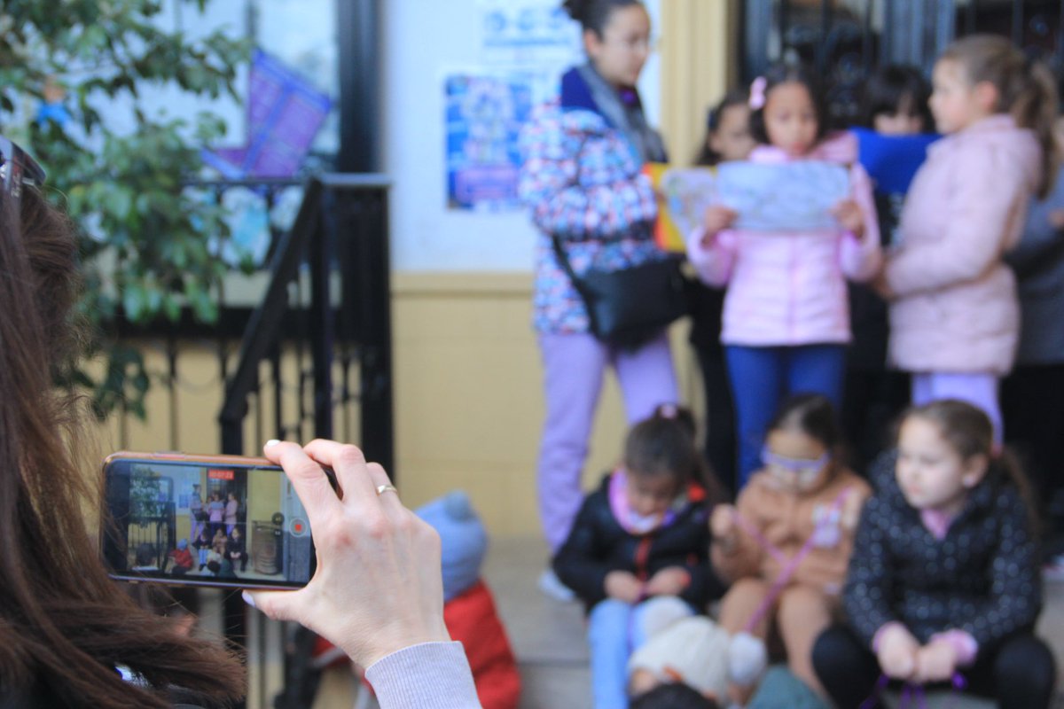 AytoAbla's tweet photo. 🚸LUDOTECA DE ABLA
🚺Actividad conmemorativa del Día Internacional de la Mujer.
📄🌺Lectura del cuento “La princesa que no quería ser rescatada” y entrega de flores y pulseras elaboradas por niñas y niños de la Ludoteca de Abla.
#8M
#DíaInternacionalDeLaMujer
#Abla
#Almeria https://t.co/D7qHb7FyHd