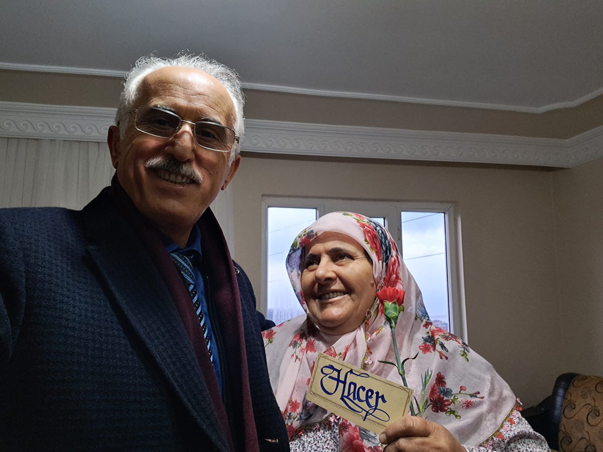 8 Mart sebebiyle sevgilimin çalıştığı yere çiçek gönderdim Ayrıca ona şehit ailesi olduğu için de çiçek gelmiş. O da ben çiçek gönderdiğim için sonradan gelen çiçeği şefine vermiş ki eşine versin. Şefi de 25 yıllık eşine hiç çiçek almamış. Ve sonuçta ortaya çıkan o muhteşem tablo