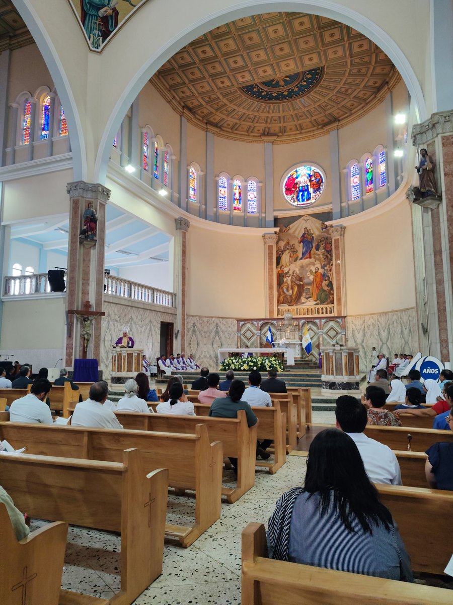 Casa llena en la Eucaristía en conmemoración de nuestro cuadragésimo aniversario de fundación 🙏, presidida por el nuncio apostólico de El Salvador, Mons. Luigi Cona.