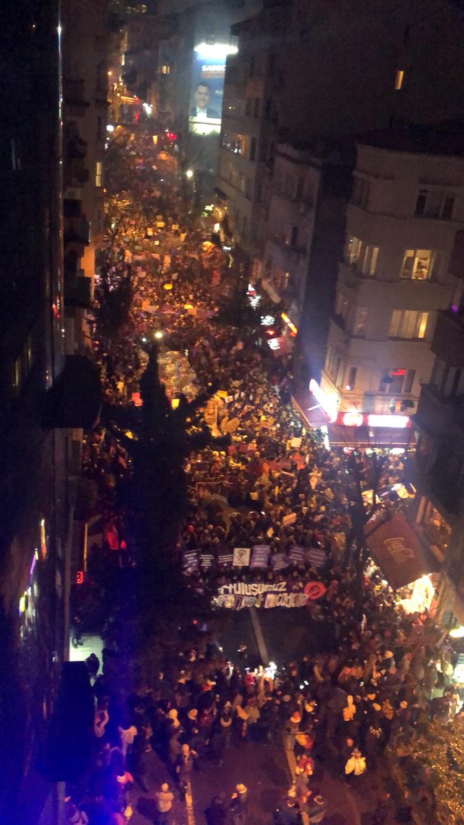 yine çok kalabalık yine çok güzeliz 💜 
Feminist Gece Yürüyüşü'nde Taksim'deyiz