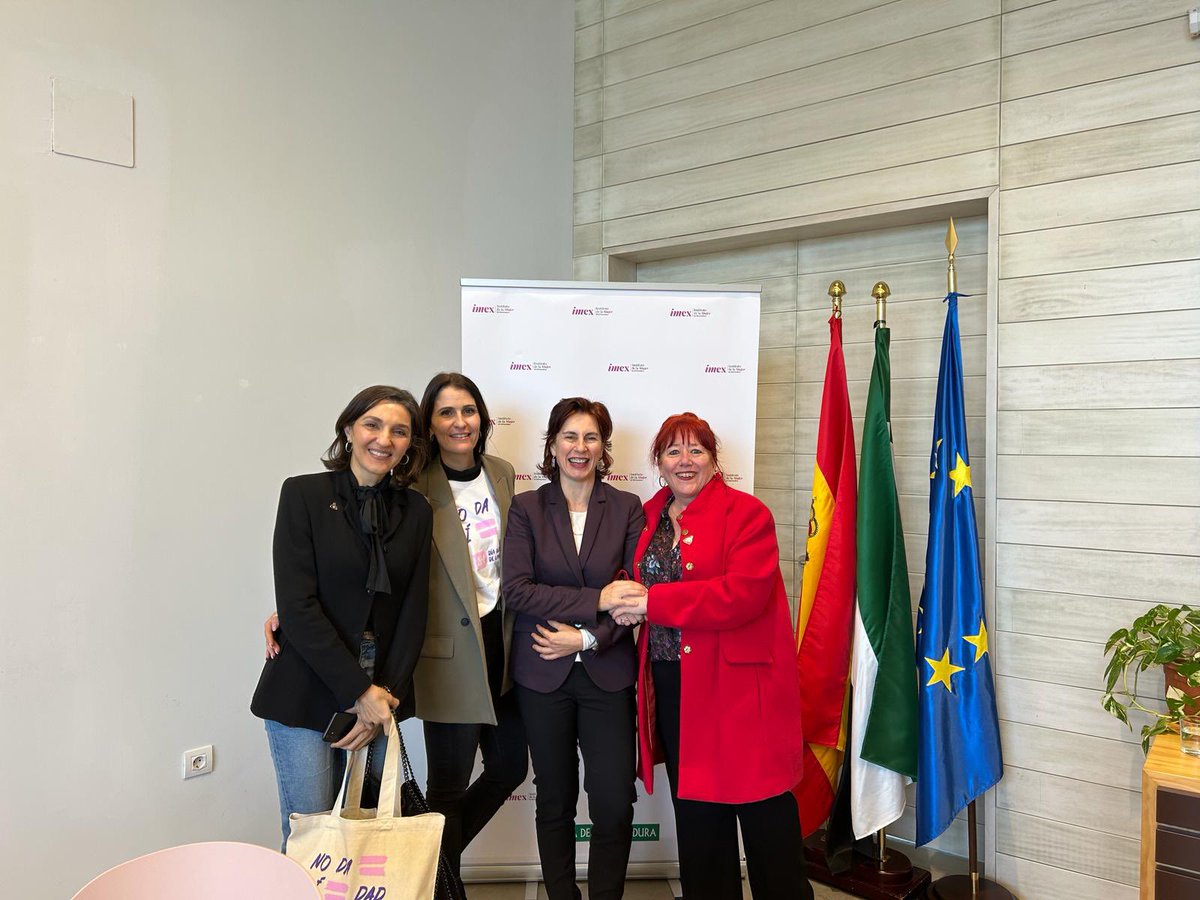“8M por qué sigue siendo necesario”, jornada de reflexión celebrada hoy #8M en la Casa de la Mujer de Badajoz. La Directora del IMEX y la de la Casa, han dinamizado varias mesas para conocer los logros de las #mujeres en la consecución de la #igualdad efectiva. #Extremadura8M