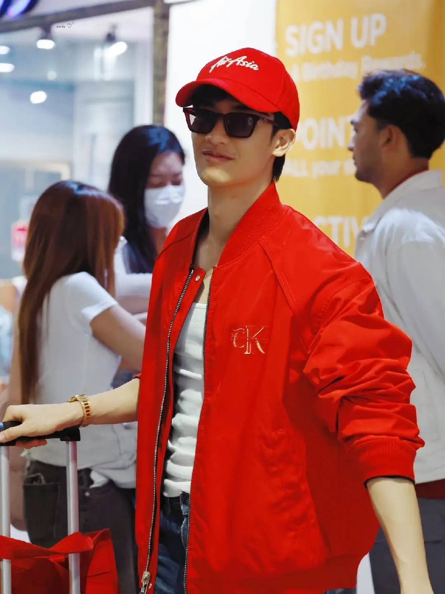 1 week 2 countries, thank you guys so much for such a warm welcome that filled my heart both in Malaysia and Singapore. Love Love from TayTawan  ♥️💙♥️
#SKIISGxTayTawan
#AirAsiaxTayTawan