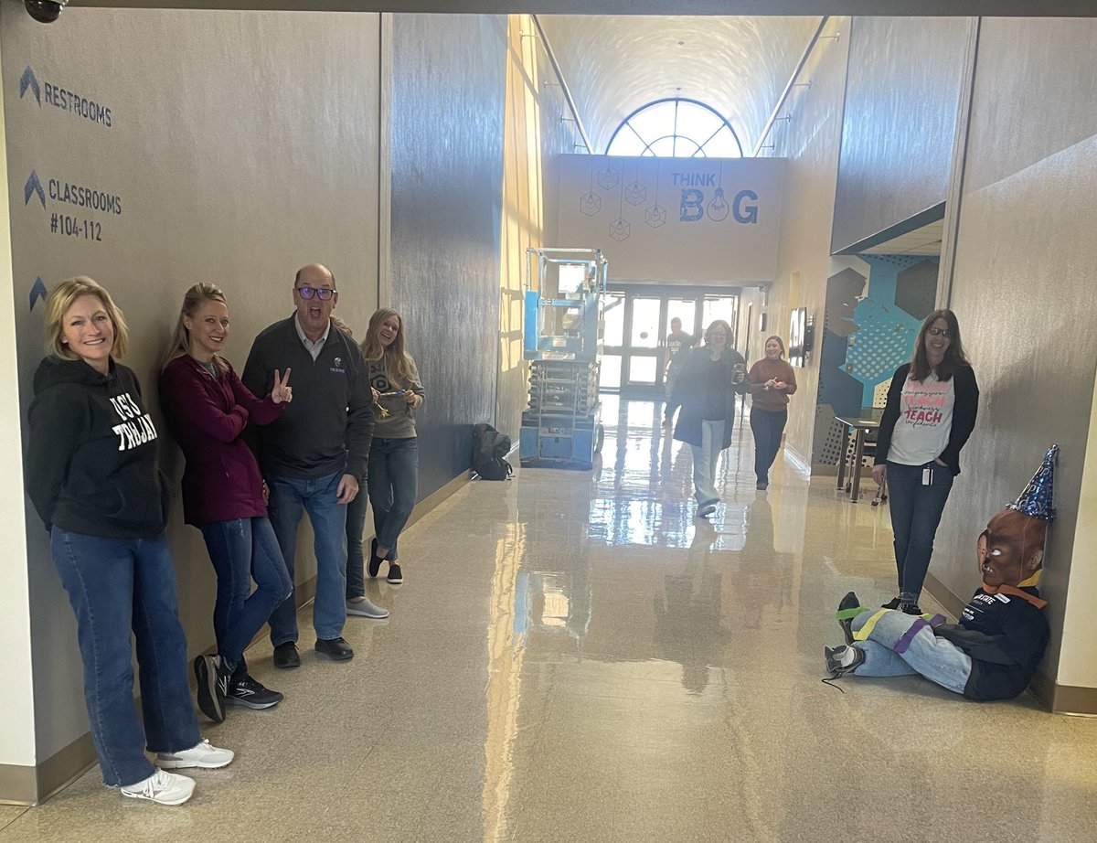 Look at all the College of Education teachers wishing us a happy spring break! Big thanks to them and everything  they do for us :))