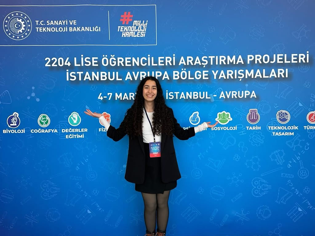 9.Sınıf öğrencimiz BENGİSU ECE BAKIRDERE, TÜBİTAK Bilim İnsanı Destek Programları Başkanlığı tarafından 4-7 Mart tarihlerinde düzenlenen 55. Lise Öğrencileri Araştırma Projeleri İstanbul Avrupa Bölge Yarışması’nda KİMYA alanında BİRİNCİLİK ödülünü almaya hak kazanmıştır. 💛❤️