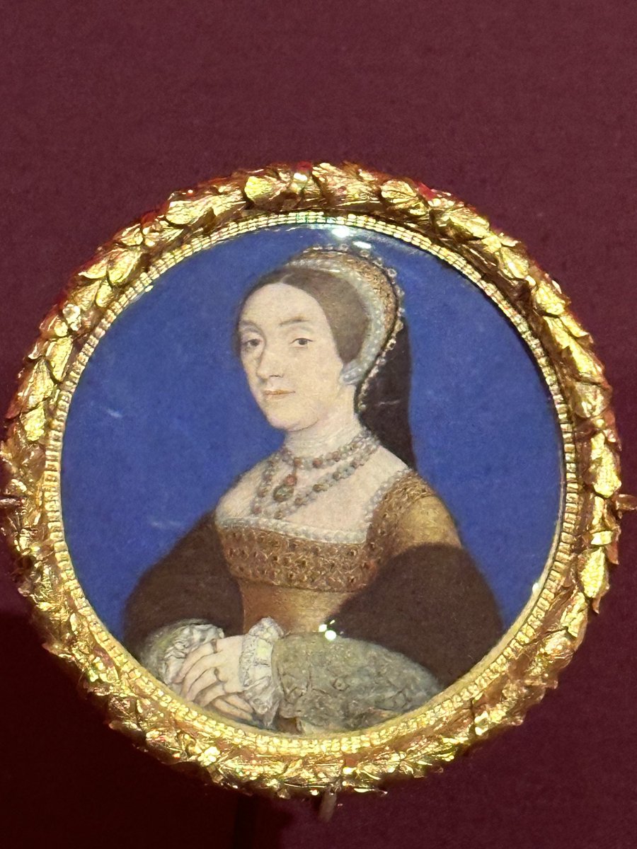 Good to see this lovely Holbein miniature on display in ⁦@RCT⁩ ‘s wonderful Holbein at the Tudor Court exhibition. But is it Catherine Howard or Anne of Cleves? 🤔 #Holbein #HolbeinattheTudorCourt