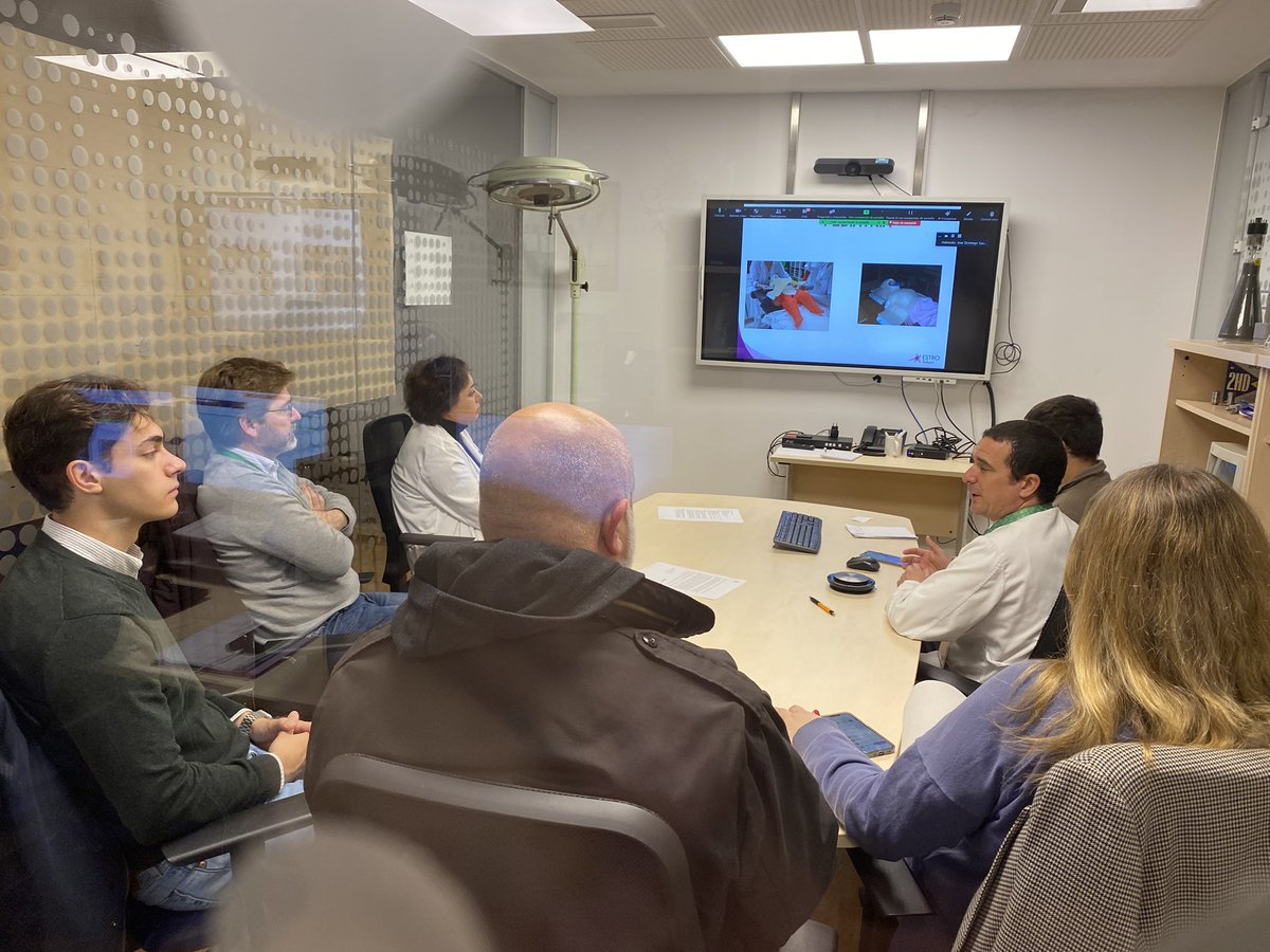 JD_Sanmartin's tweet photo. Muchas gracias al Dr. López Guerra por compartir,con nosotros sus conocimientos en dispositivos médicos. El jefe de Servicio de @oncoradioHUVR del @HospitalUVRocio,ha hecho un recorrido de los equipos electromédicos que hay en un Servicio de Oncología Radioterápica. #ElectroForma https://t.co/QSWxdisOp7