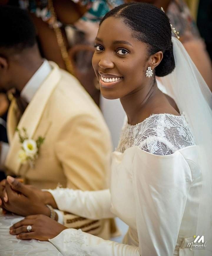 This young woman Marie Bliss has been attacked by feminists for over celebrating her marriage to Nigerian gospel musician Moses Bliss. With the usual rhetoric 'marriage isn't an achievement', they're other important things like degrees and careers But let's look at how a woman