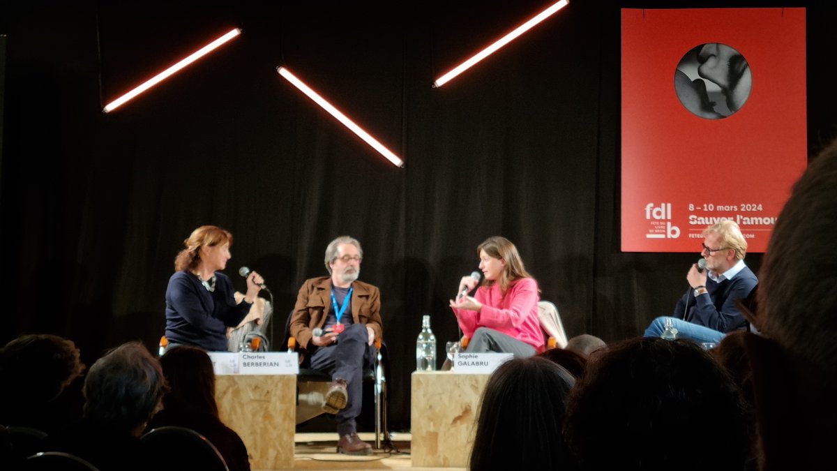 'On peut avoir besoin que la famille vous entende pour qui vous êtes'. 'Faire famille, c'est [aussi] apprendre à s'en séparer'. Virginie Linhart, en dialogue avec Sophie Galabru et Charles Berberian à la Fête du livre de Bron @FeteLivreBron #amour #famille