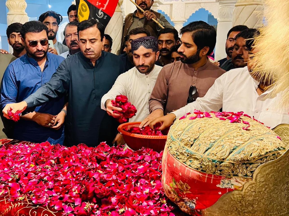 JavedNLaghari's tweet image. Paid tribute to Shaheed Zulfiqar Ali Bhutto after historical judgement of supreme court that ( SZAB murder trial was not fair &amp;amp; legal ).  PYO Sindh fellows gathered at Garhi Khuda Bux &amp;amp; paid red salute to SZAB. Long Live Bhutto. #PYOSindh