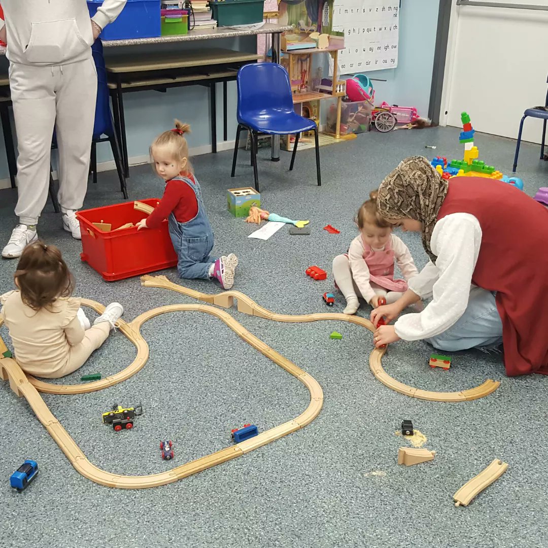 A super stay and play session at @StAnthonysSch this morning. The train track was fabulous and one little girl even helped with the sweeping! @colebridgetrust @SolihullCouncil #familyhubs #family #kingshurst #stayandplay