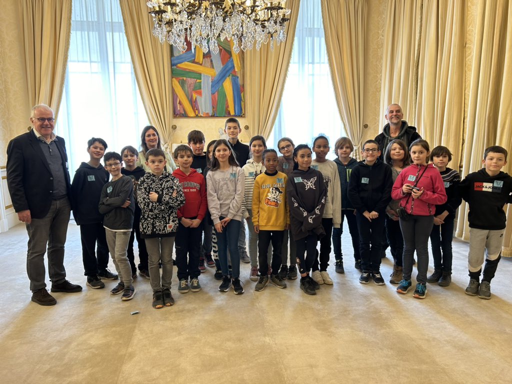 LaugierMichel's tweet photo. 🏛️Heureux d’avoir parrainé la visite du @Senat par les élèves de l’école communale de Saint-Lambert-des-Bois.
👨‍🏫Emmené par leur instituteur et le Maire @obedouelle, ils ont approfondi le travail civique entamé en classe et découvert, grâce à @gerard_larcher, la présidence ! https://t.co/69aJlRD65Q