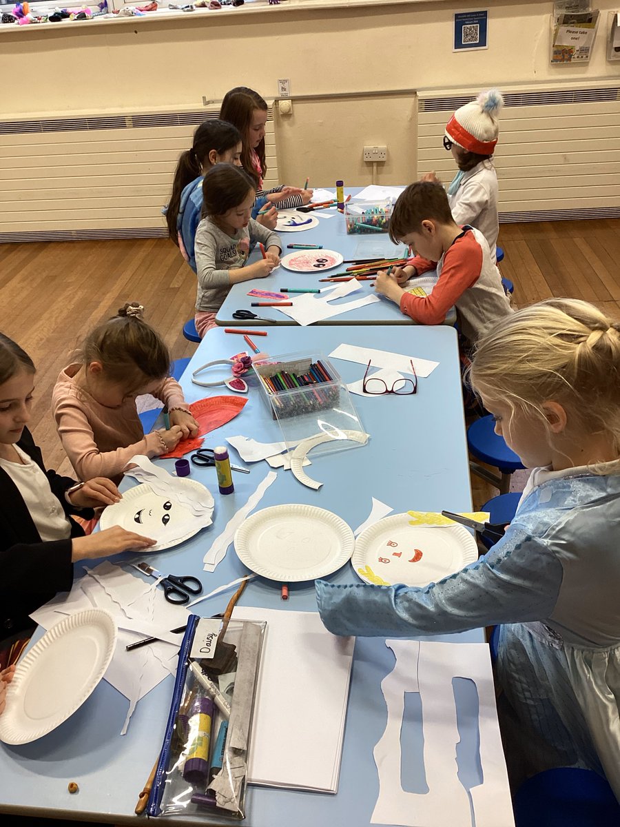 HinchMillSchool's tweet photo. During World Book Day the children worked in their house groups to create paper plates of some of their favourite book characters. #Fledgeandflyhigh #WorldBookDay2024 https://t.co/rdSTdpj91M