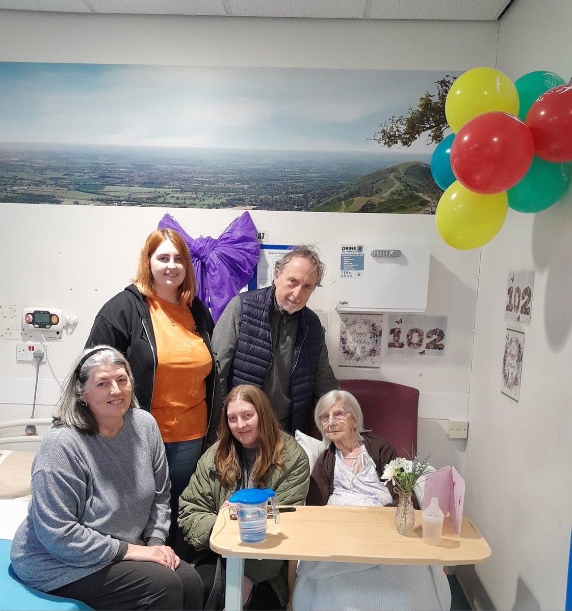Very proud of our staff who go above and beyond every day to provide outstanding care and ensure patients make special memories. Today, staff on Fairfax Ward celebrated Mary's 102nd birthday alongside Mary's family. Happy Birthday Mary from everyone <a href="/nhsswft/">@nhsswft</a> 🍰🥳🎉