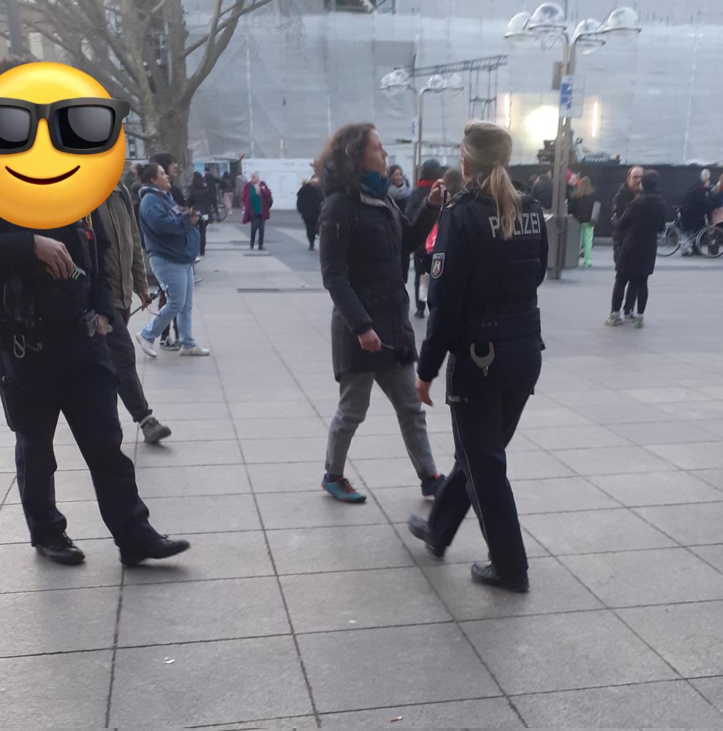 Blaulichtbaer's tweet photo. #CassandraSommer aka #FraeuleinFreiheit aus dem Umfeld der #BPE mischt sich unter die Demo #K0803. Sie versucht O-Töne in ihr Mikrofon zu bekommen und löchert die Polizei mit Fragen. https://t.co/oaHlIxeETT