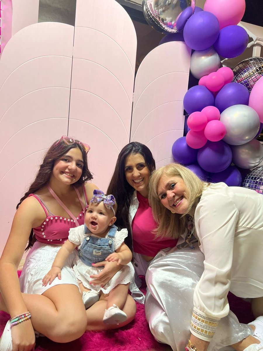 La mujer de la foto me ha enseñado que las mujeres tienen la capacidad única de lograr lo que sea, de calmar cualquier tempestad y ser ese equilibrio que une, la mujer es el único ser capaz de ponerle una sonrisa a cualquier adversidad. 

A las mujeres, feliz día hoy y siempre💜