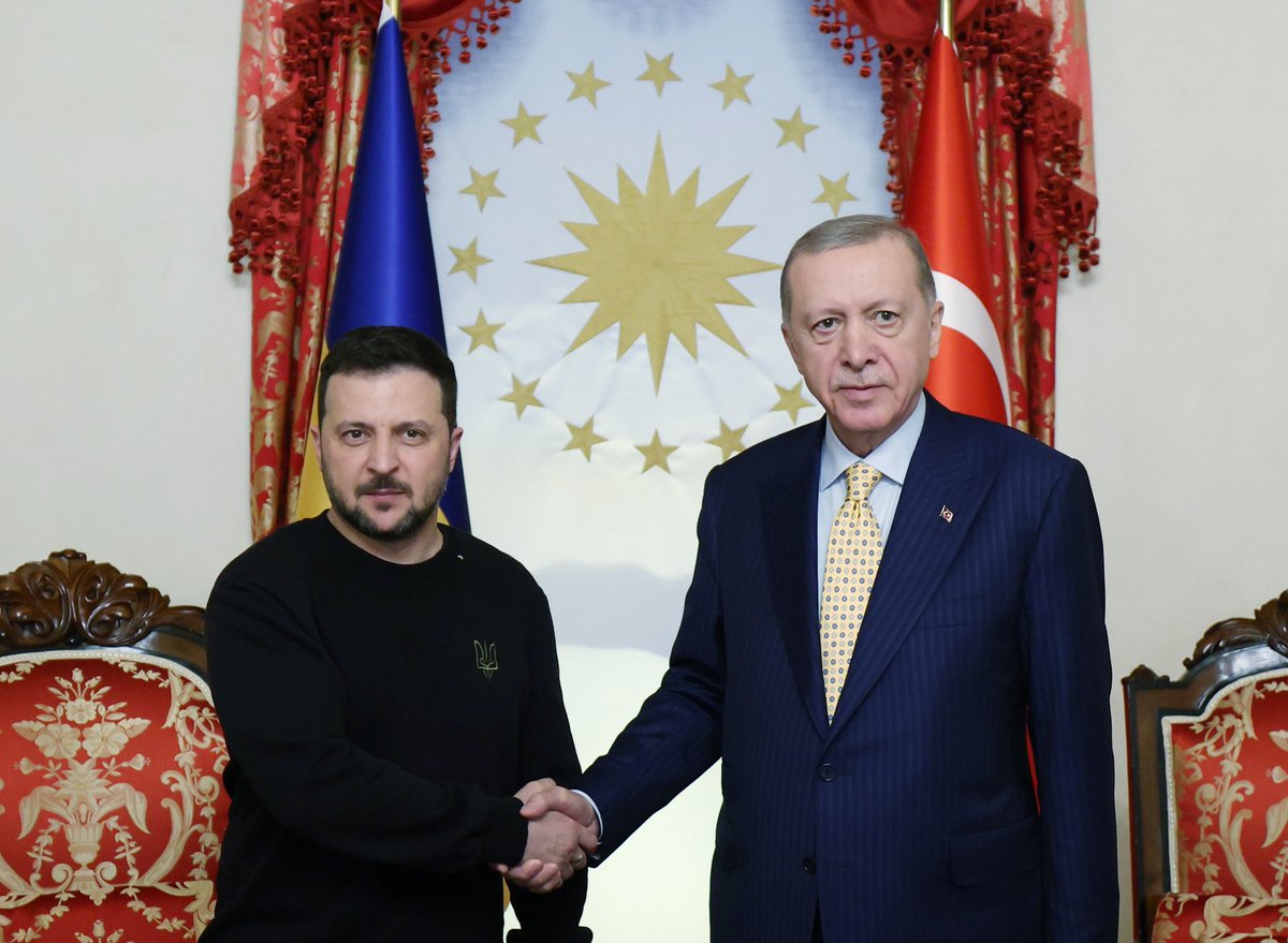 President @RTErdogan met with President Volodymyr Zelenskyy of Ukraine, who is paying an official visit to Türkiye, at the Dolmabahçe Presidential Office.