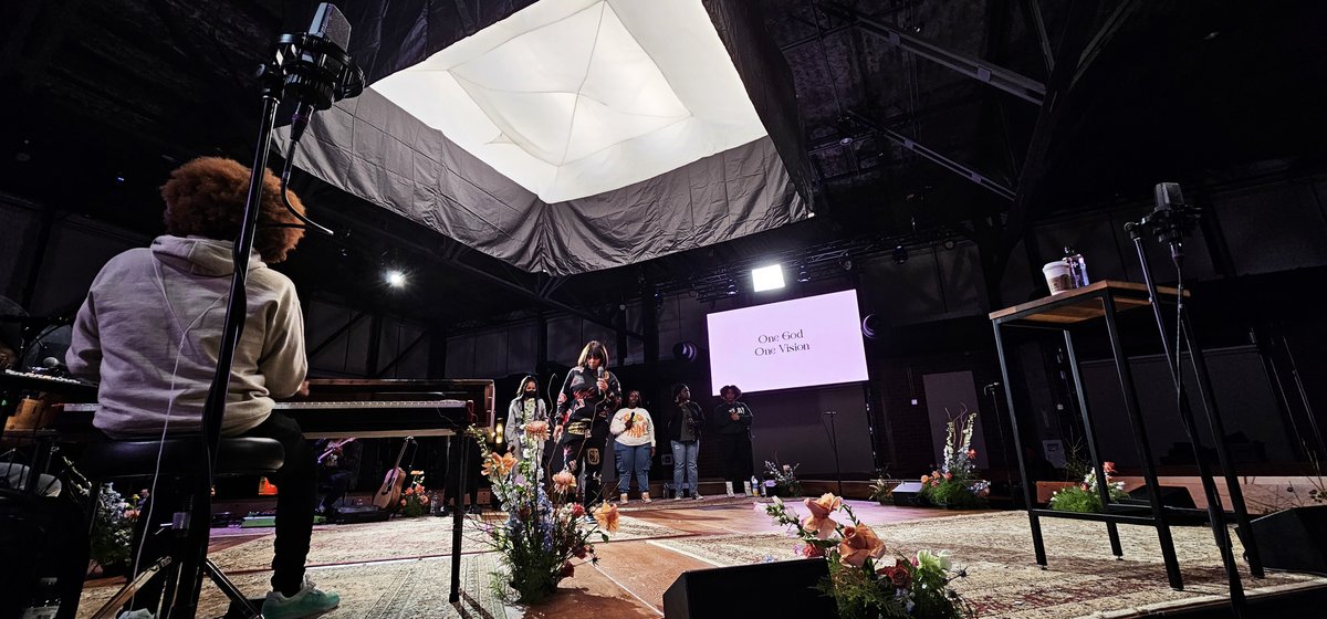 airstaramerica's tweet photo. Recently, we had the opportunity to light a church production with our 1.8 kW Bi-Color LED Pad. Loving that soft diffusion! 🤩

📸: Titus Davis

#WeAreAirstar #filmmaking #filmlighting #filmlights #filmgear https://t.co/bAsTYjAeEB