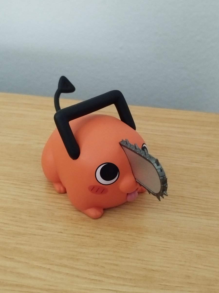 Autoregalitos de cumple. Qué ganas le tenía a Ram. Me ha llevado muuuucho tiempo elegir la que más me gustaba y encajaba con la figura de Rem que ya tengo (no he logrado que coincidan en estilo, pero bueno) Y Pochita de extra super cute. Muy contenta😊