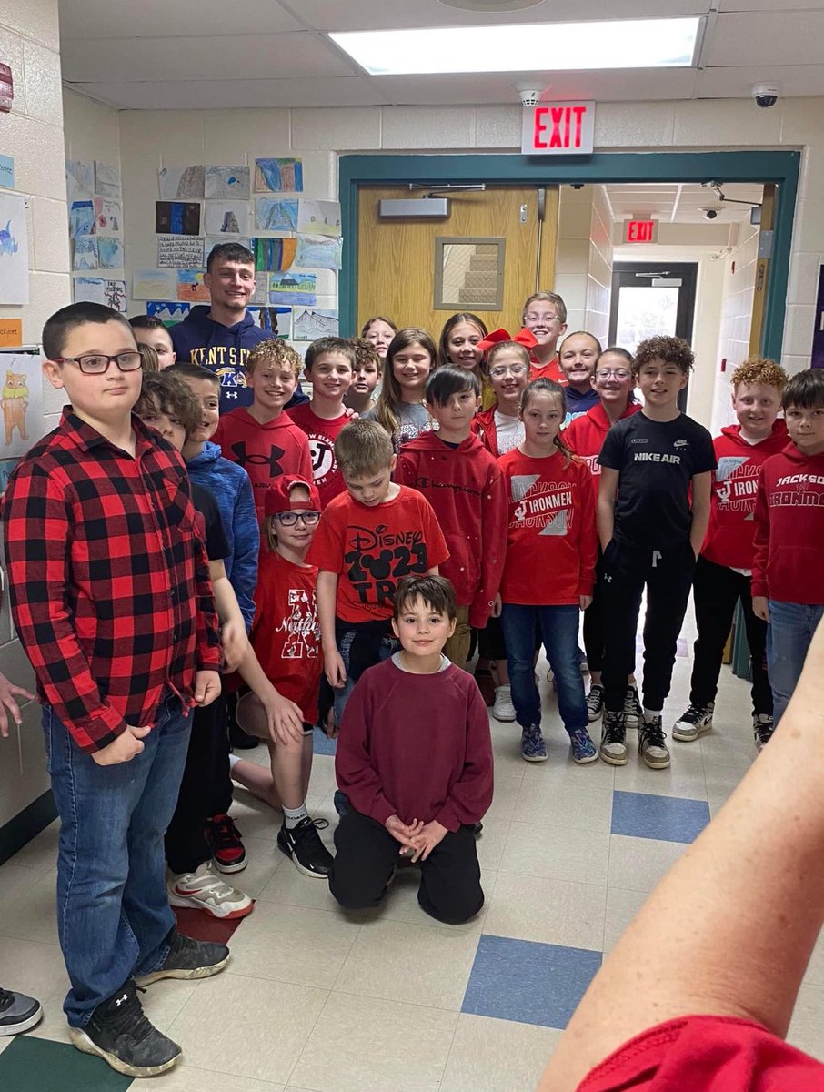 Had an awesome time hanging out with our future Ironmen this week at the local elementary schools for #ReadAcrossAmericaWeek. Very blessed to live in this amazing community! @ironmenfb