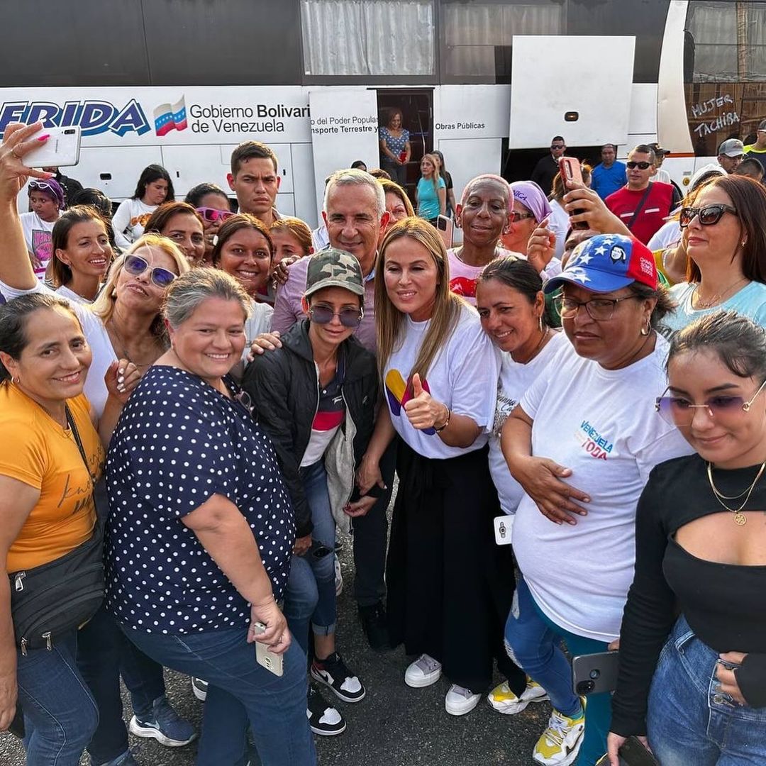 1/2 #Repost @FreddyBernal Hoy #8Mar, #DíaInternacionalDeLaMujer felicito a las luchadoras e incansables mujeres quienes con su fuerza, alegría y profundo Amor contribuyen con la construcción de nuestra patria.