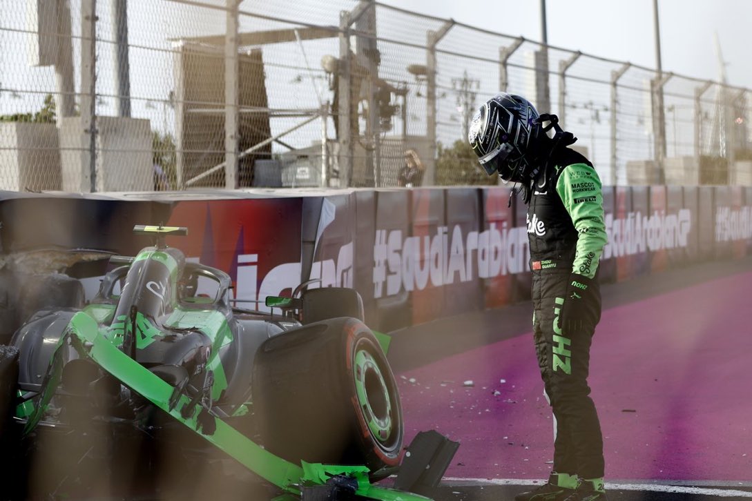 Una triste sesión para Zhou Guanyu

Tras su incidente en la FP3, los mecánicos de Sauber tenían una carrera contrarreloj para lograr sacar el monoplaza a la Qualy.  

Aunque lo lograron, el tiempo no fue suficiente para que el piloto lograra marcar tiempo. 

#F1 #SaudiArabiaGP
