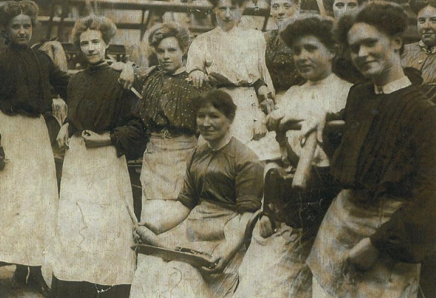 VerdantWorks's tweet photo. π©βπ¦°π§΅πͺ’ To mark #InternationalWomensDay and this week's #FridayCollections, we want to share with you this lovely photograph of women mill workers wearing cop aprons. Cop aprons were worn by the women working in the mills! https://t.co/unWWRCQYAU