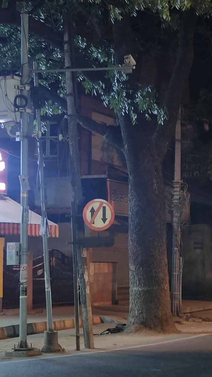 Deepesh966's tweet image. Hello
@BlrCityPolice @blrcitytraffic @basvanguditrfps sir, are these cc tv even working? Near smv jain college vvpuram. 
If working then phone snatchers won&apos;t even dare violateing the rules.  
#vvpuram #phonesnaching #violating #cctv #bangalorepolice #blrpolice