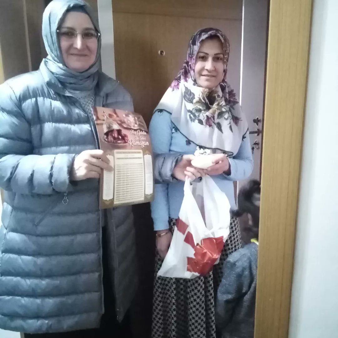 Dünyâ kadınlar günü kutlaması için Arkadaşlar ile yaptığımız Lavanta keselerini dağıttık ...
Ramazan için İmsakiyelerimiz de hediyelerimizin içinde...
Güzel günlerde kullansınlar...