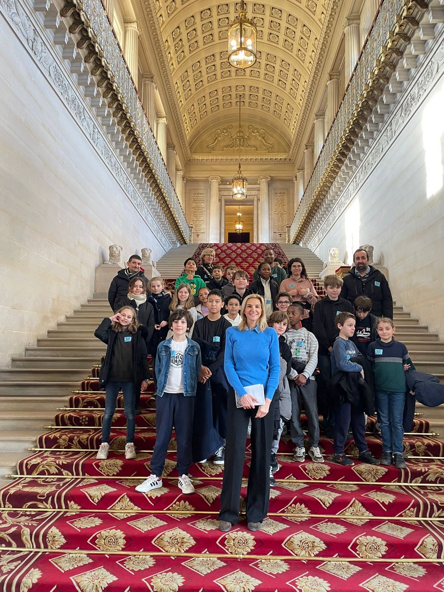 AgnesEvren's tweet photo. Avec des élèves de CM2 ce matin de l’école #Dupleix pour leur faire découvrir le Sénat et le rôle des Sénateurs dans nos institutions #Paris15 #Parlement #jeunesgénérations https://t.co/hYQXwXb6Xj