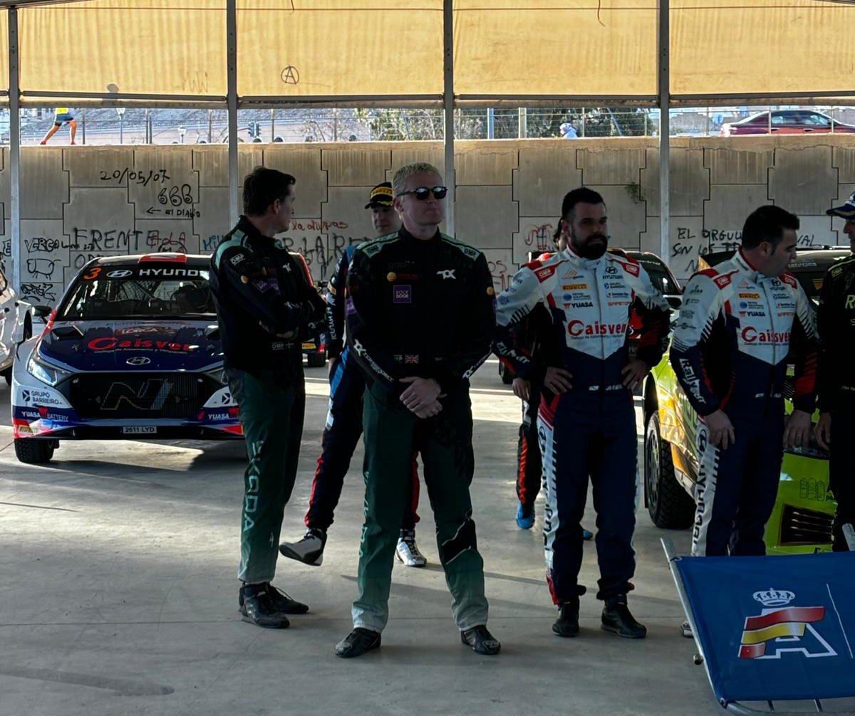 ✅Gafas de sol de puterazo

✅Pelo en su tonalidad correcta

✅Pose de puto amo

✅Corriendo un rally en Murcia pa preparar el Safari

Siempre soldados de don Gus Greensmith