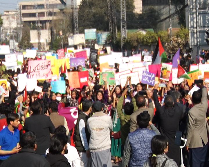 AsifExpressTv's tweet photo. Raising their voices over the many injustices, women across Pakistan participated in the Aurat March on Friday to mark International Women’s Day. @AuratMarch @AuratMarchKHI @HRCP87 #WorldWomenDay2024 #AuratMarch2024 https://t.co/A1nfGe6Q4u