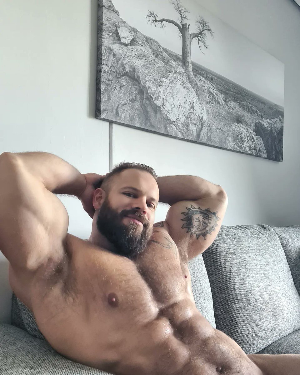 Time to unwind and chill this weekend!💪😎😈 onlyfans.com/fitfella