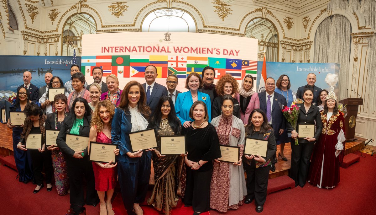 🇨🇴🌎🇺🇳| Celebramos el reconocimiento que, con ocasión del Día Internacional de la Mujer, la Sociedad de Cónsules Extranjeros de Nueva York le otorgó a nuestra embajadora <a href="/LeonorZalabata/">Leonor Zalabata</a> por sus contribuciones excepcionales al empoderamiento comunitario.