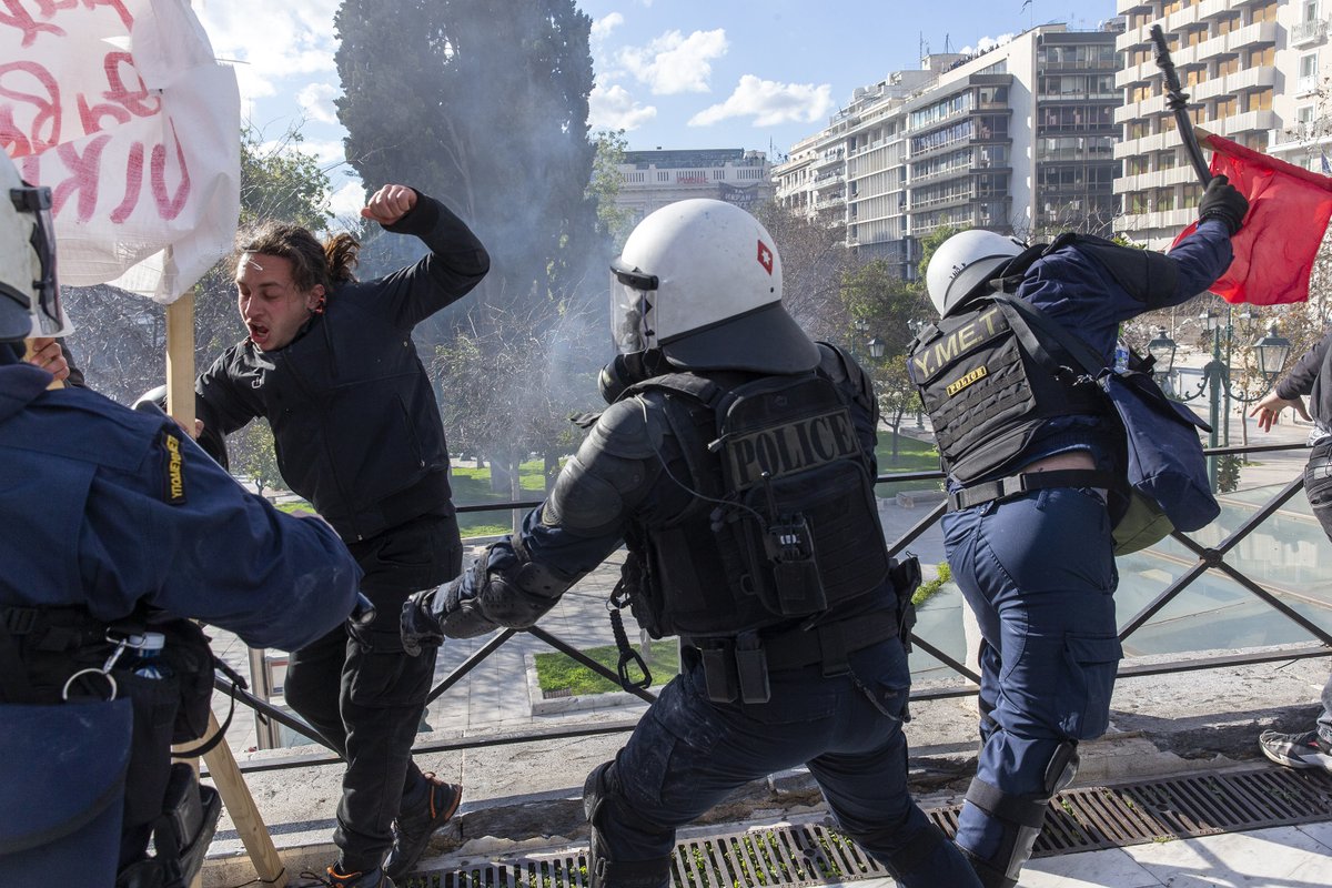 Ο δεξιά αστυνομικός των ΜΑΤ κρατάει σωστά το γκλοπ??