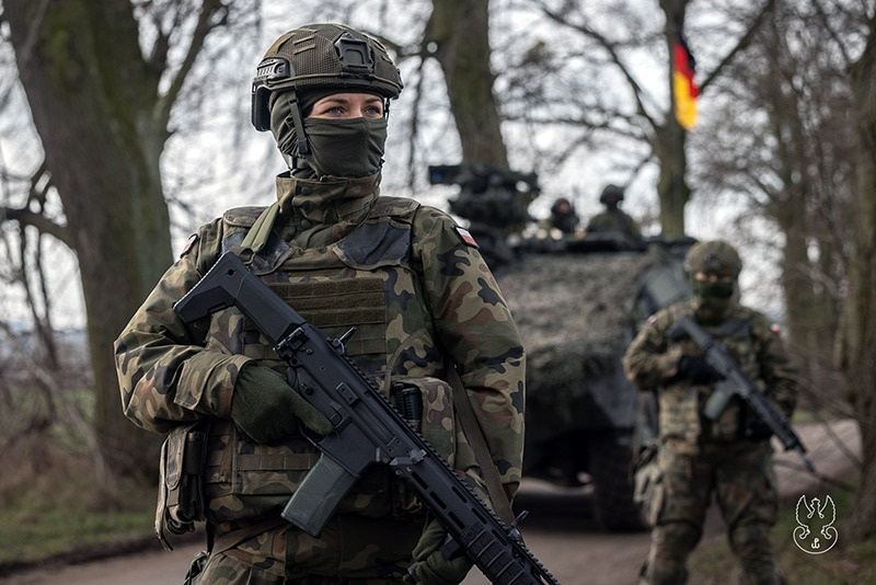Polska_Zbrojna's tweet photo. W manewrach #Dragon24 uczestniczą także żołnierze wojsk obrony terytorialnej. Zaangażowanych jest około 1500 @terytorialsi. #UnitedWeStand #OneMissionOneStand #StrongerTogether #WeAreNATO @MON_GOV_PL @SztabGenWP @DGeneralneRSZ
https://t.co/i62065stsa https://t.co/0xQhL9F4VB