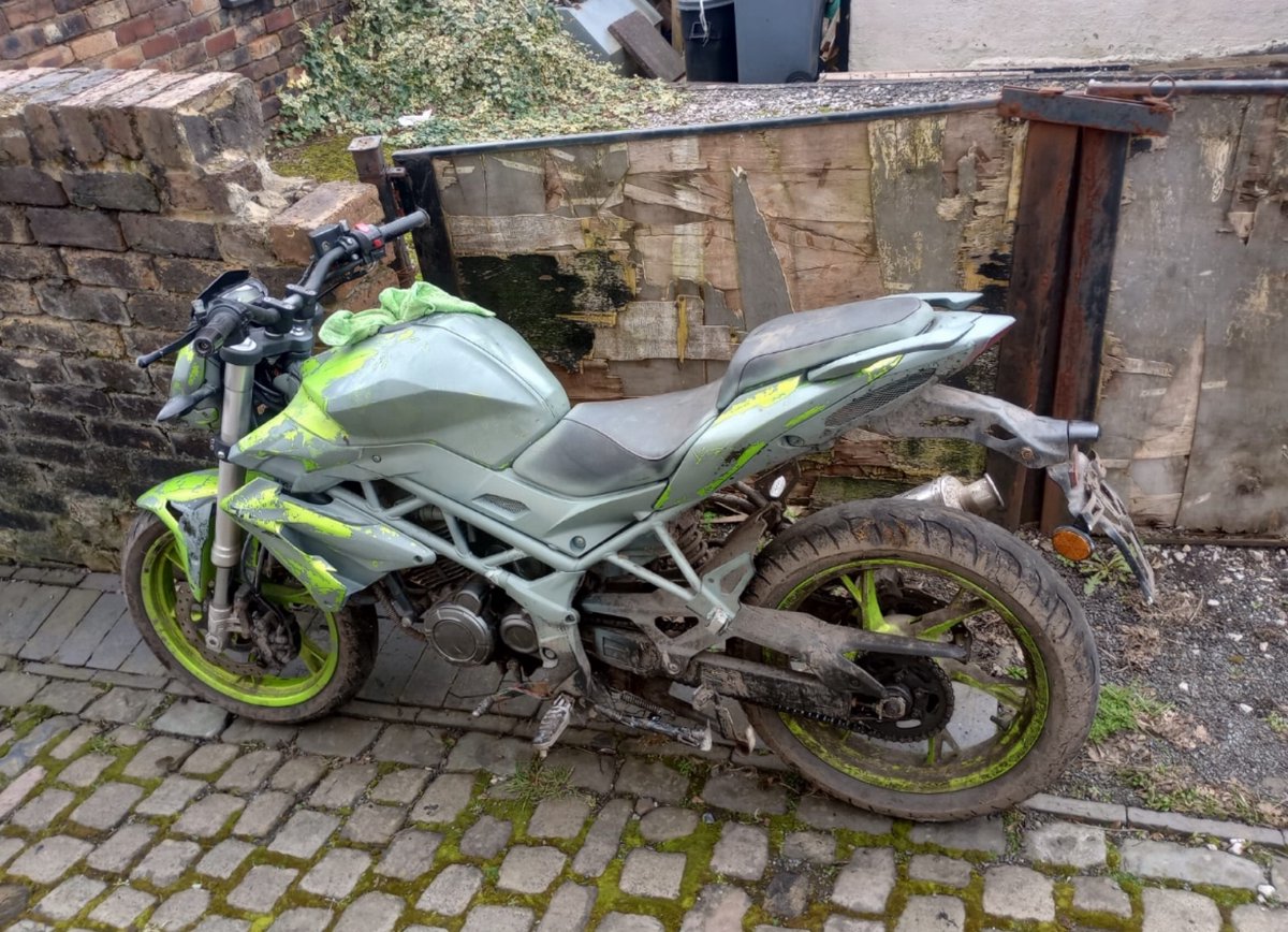 The stolen vehicles keep on coming. Another stolen motorbike located in the #Hanley area of @Policingstoke by #S2Dogs. This one was stolen last month and will now be returned to its owner. Incident 203/08/03/2024 #OpLightning